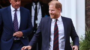 Telenovela Harry, anche i duchi piangono. Messo alla porta dal papà e sconfitto in tribunale: il figliol (non) prodigo di casa Windsor /