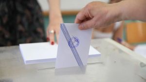 Δημοσκόπηση Interview: Πτώση 1,5% για τη ΝΔ μέσα έναν μήνα, σταθερά δεύτερη η ΕΛΑΣ, τρίτο το ΠΑΣΟΚ