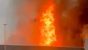 Capannone a fuoco, le immagini dell'incendio e degli interventi
