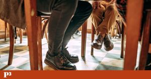 Um homem, uma mulher e uma pessoa não binária entram num restaurante