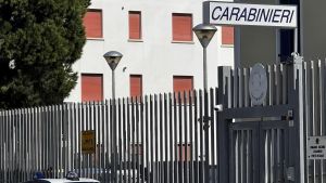 Abbraccia un’anziana e le ruba la collana