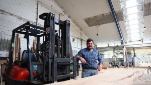 El mercado inesperado que convirtió un aserradero de Cangas del Narcea en una fábrica de hórreos con siete trabajadores que no da abasto con los encargos