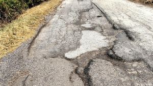 Ripe, voragini e crepe sulla strada a Castelrotto: 