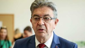 Mélenchon: “Hamas potrebbe non essere terrorismo”. E i sopravvissuti lo portano in aula