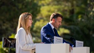 Meloni e Volenterosi: in bilico il viaggio da Macron. La paura di Trump