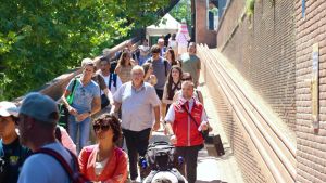 Ponte al Pino, riapre la passerella: caos navette per i regionali. “Tempi lunghi, nessun rimborso”