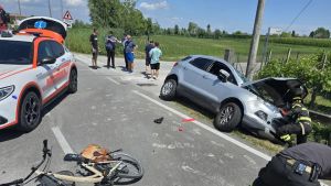 Anziano travolto in bici a Cordovado, la difesa dell'automobilista: «Ha alzato la mano, non si capiva che svoltasse»