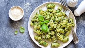 “Mio figlio poteva morire”. Paura per un bimbo di 3 anni: allergico alla frutta secca ha mangiato la pasta con il pesto