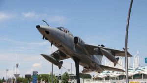 Jesolo, è polemica per l’installazione dell’aereo militare: «Indelicato»