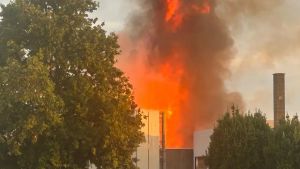 Incendio a Concordia Sagittaria, brucia un capannone industriale: fumo anche nel Pordenonese