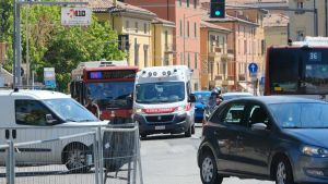 Il delirio in via Massarenti. Traffico e sos ambulanze: 