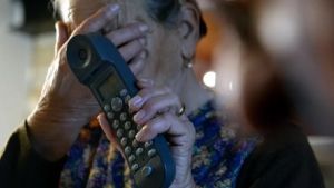 Clona la voce della nipote per truffare un’anziana