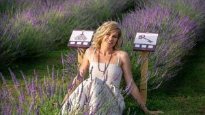 Musica e poesia nel labirinto di lavanda, al tramonto tra le emozioni