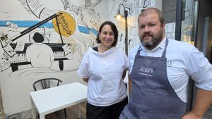 Davanti al ristorante, il cantiere. La protesta dei titolari Eliana e Cesare: “Il Comune ci avverta prima”