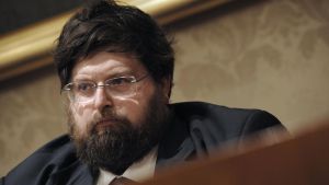 Arrestato Mario Adinolfi, è stato candidato sindaco a Prato. Ora è ai domiciliari per truffa ed evasione