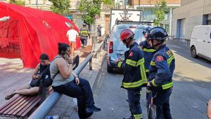 Los Bomberos inspeccionan este miércoles los bajos más afectados por el socavón de la L9 en el Putxet