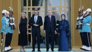 La Turchia provoca la Grecia, Mitsotakis accolto con una marcia di guerra ottomana