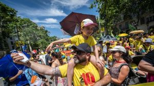 Las familias catalanas pagan cada año hasta mil euros en la escuela pública y 4.000 en la concertada por falta de financiación escolar