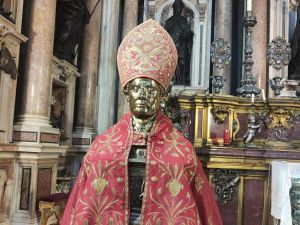 Il Duomo come il set di «Operazione San Gennaro»: ruba la mitra del patrono esposta in cattedrale e poi viene arrestato