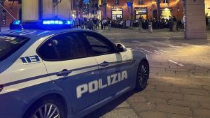 Ancora sangue in piazza Verdi a Bologna: lo riempie di insulti razzisti e poi lo accoltella