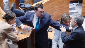 El consejero Calvo, acorralado por las críticas a la gestión de residuos de todos los partidos: evita ser reprobado gracias a la izquierda, pero los socios de IU piden el cese de Paz Orviz