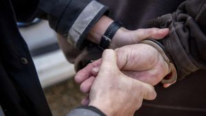 Mand gik amok i supermarked: Kastede energidrik i maven på kassemedarbejder