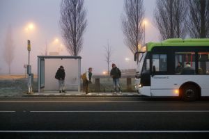 Het openbaar vervoer zou voor alle minima en scholieren gratis moeten zijn