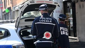 Lotta allo spaccio in Bolognina, arrestato giovane pusher con 14 panetti di hashish