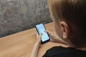 Золотая клетка с SIM‑картой: чем опасны тотальные цифровые запреты для детей