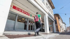 Maranza prendono di mira un supermercato del centro di Gorizia: furti e minacce al personale