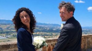 Come sopravvivere persi in montagna: “Fermatevi, mai agire d’istinto. Trovate un rifugio e vestite abiti sgargianti. Erbe e bacche? Un rischio”
