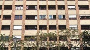 Propietarios e inquilinos chocan por la ley catalana contra la compra de vivienda especulativa: 