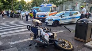 Mamma e bimba travolte sulle strisce da una moto, tre i feriti a Cattinara