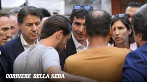 Napoli, interrotta manifestazione del Campo largo: attivisti di Potere al popolo contestano gli interventi. E Fratoianni scende tra la folla