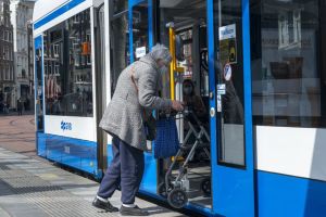 Algemene ov-korting voor 65-plussers verdwijnt, kinderen mogen gratis reizen