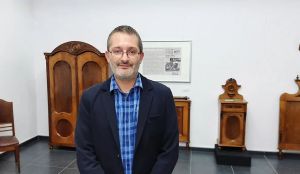Građani Zrenjanina protestovali zbog odluke da kustos Dejan Vorgić ostane bez posla