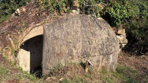 Aparece un nido de ametralladora de la Guerra Civil en El Campón tras la limpieza de una senda por parte del Ayuntamiento de Oviedo