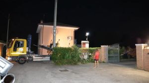 Bimbo di un anno e mezzo muore investito dalla nonna nel cortile di casa