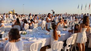 Veleni alla Cena in bianco: rimosse 16 auto in sosta, il sindaco contro i vigili