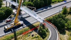 “Sant’Orso come una piccola Brooklyn”. Posato il maxi ponte sulla Superstrada