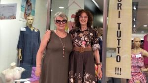 Valzer dei negozi in via San Romano a Ferrara: “Chiudono le botteghe storiche, arrivano take away e barber shop”
