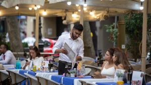 Firmar para proteger: el valor de defender a quienes levantan la hostelería de Balears
