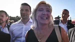 Bardella resta “l’eterno delfino” e ostenta letizia iniziando la campagna elettorale di Le Pen