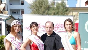 Miss Mamma all’alba con la sfilata sulla battigia