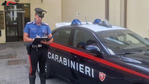 Picchia la moglie con un cavo. Viene fermato dai vicini: arrestato
