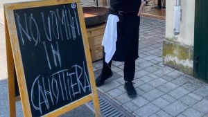 Dress code in pizzeria, il locale vieta (ai maschi) l’ingresso in canottiera