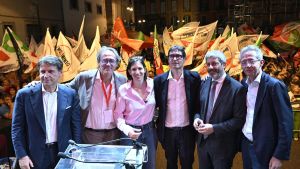 Campo largo, la prima piazza. Pd, M5s e Avs a Napoli: “Uniti si vince, non ci dividiamo più”. Contestazione dai disoccupati