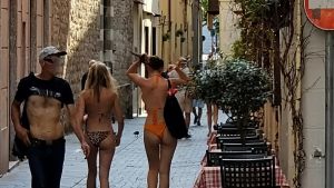 Sirolo, vietato girare in costume: niente torso nudo e piedi scalzi. “Ordinanza di civile convivenza”