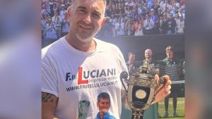 Inquadrato dalle Tv del mondo per il match di Djokovic con una maglietta speciale. Vojo: “Il mio grazie a Marco Luciani”