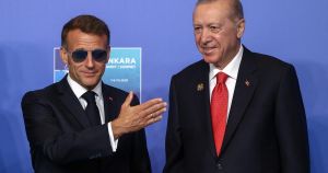VIDEO Macron pokušao poljubiti ruku Erdoganove supruge, snimka njezine reakcije postala viralni hit